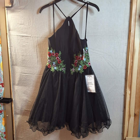 NWT BLONDIE EMBROIDEDED SHORT Black Halter Dress with Floral Embroidery - Picture 2 of 12